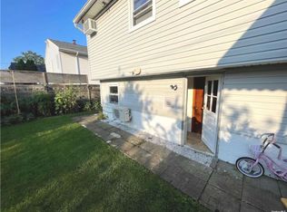 4 Wildwood Rd, Hicksville, NY 11801