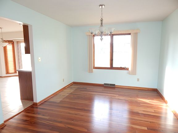 3rd image of 1205 Edgerow Ln