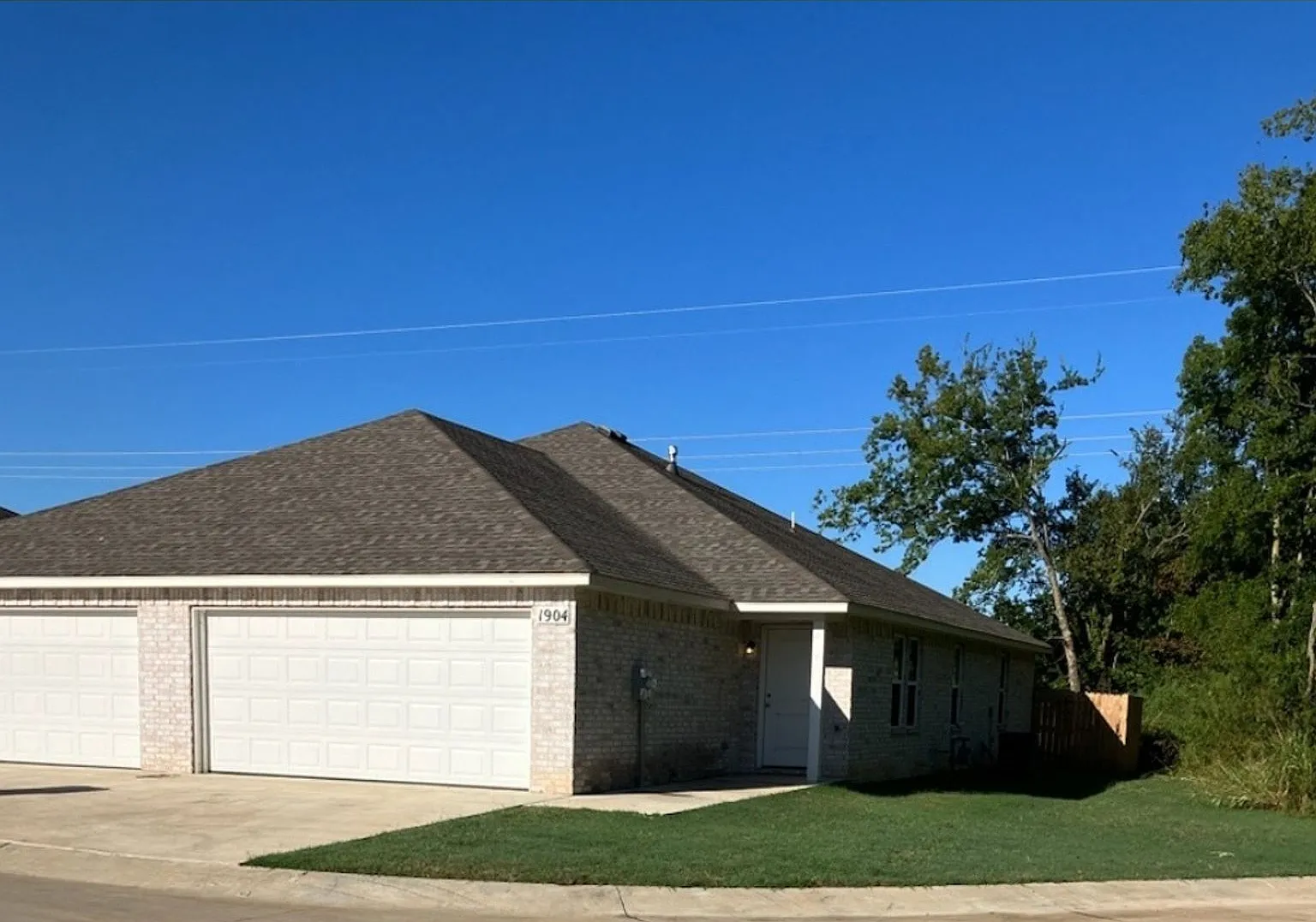 3 bed, 2 bath, 2 car garage - Wagoner — Photo 1