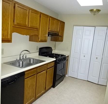 3rd image of 267 Heathersett Dr