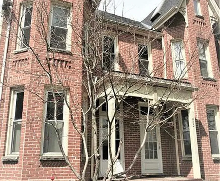 298 Robert St