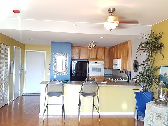 3rd image of 1515 S Prairie Ave Unit 618