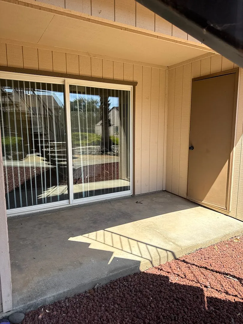 0075-Lake Court — Photo 3
