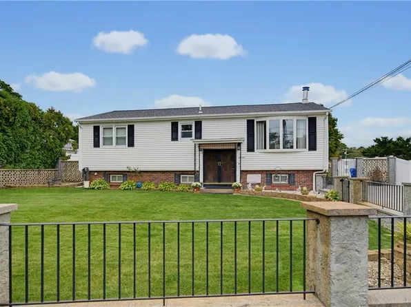 11 Old Barrington Rd, Riverside, RI 02915