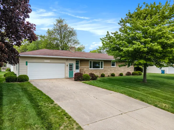 15561 Gierman Dr, Spring Lake, MI 49456