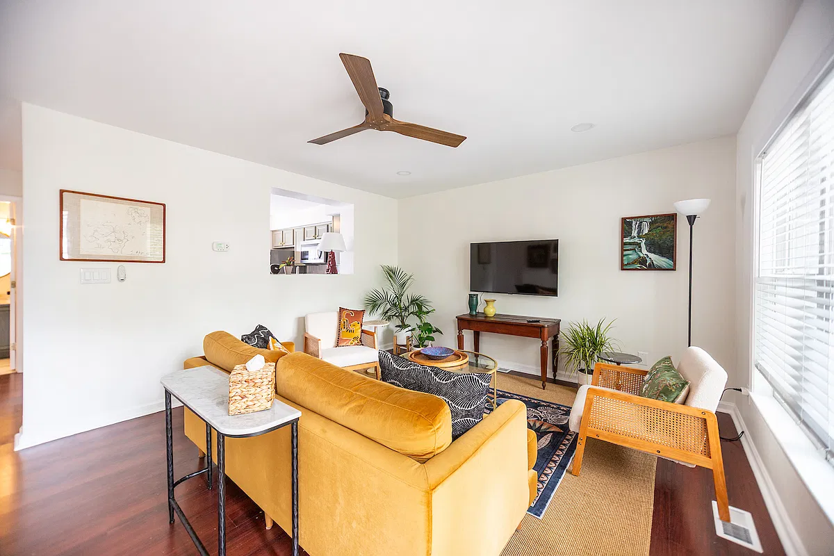 3 bed, 2.5 bath, 1220 sqft, $3,300 — Photo 4