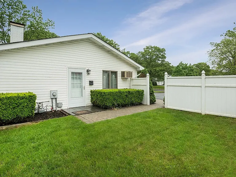 Wellsley Ln — Photo 2