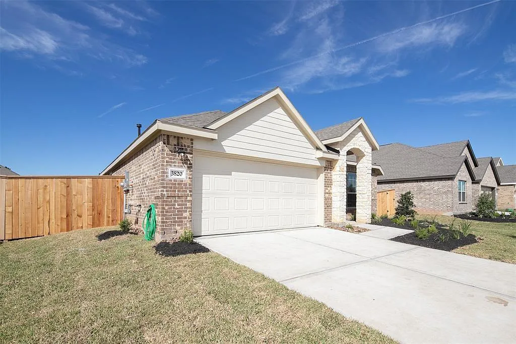 4 bed, 2.0 bath, 1932 sqft, $2,250 — Photo 2