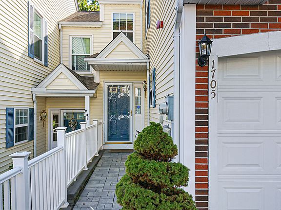 1705 Dorset Dr Tarrytown, NY 10591 (04 of 28).jpg