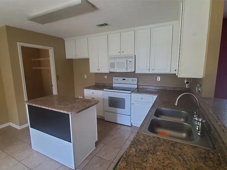 8755 Ridgestone Ct — Photo 6