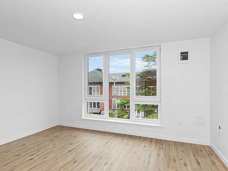 CHRONICLE: Stylish Wallingford Studios with Full Appliance Package & Premium Amenities — Photo 8
