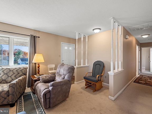 5th image of 111 Pebble Brook Ln