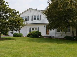 24 Williamsburg Dr, Fairport, NY 14450