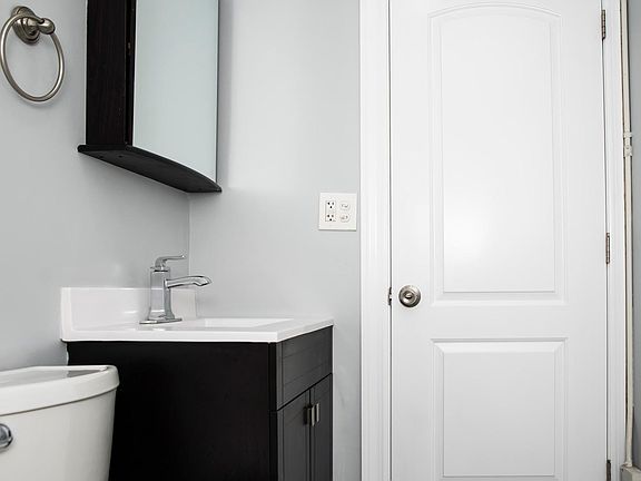 5th image of 915 W Waveland Ave #20A
