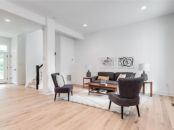 2nd image of 3004 E Franklin St