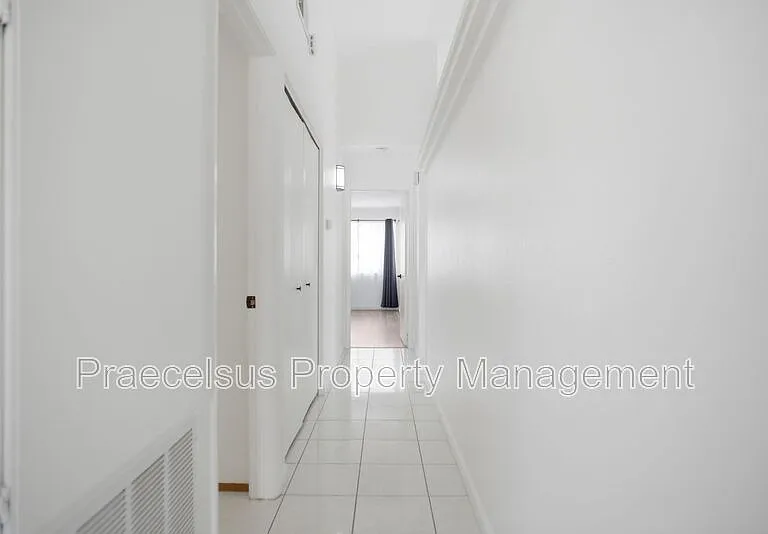 631 Hampshire Ln — Photo 11