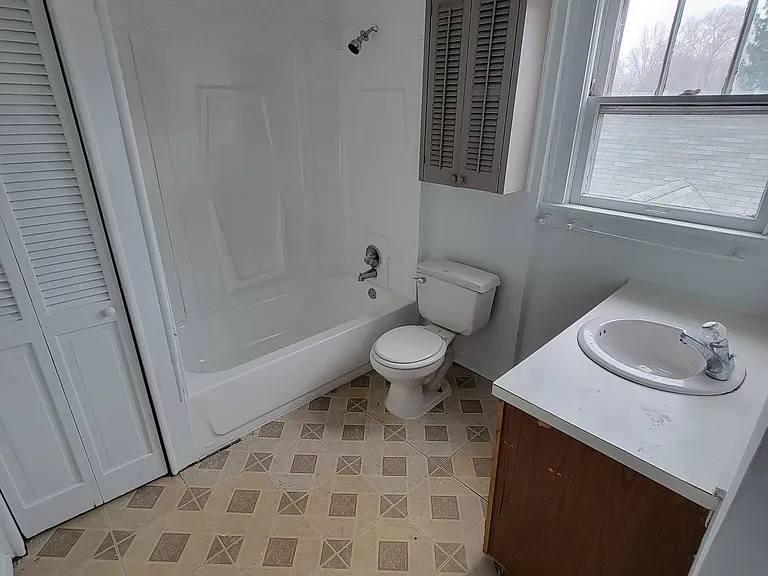 332 Noble Ave — Photo 5