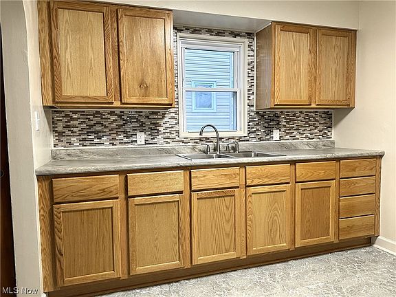 4th image of 150 Idylwild St NE