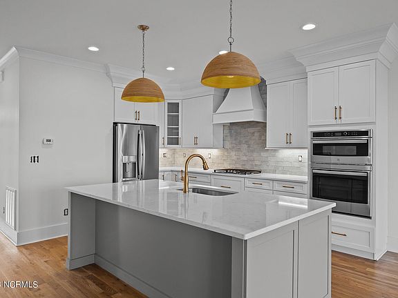 3rd image of 436 Ixon Place