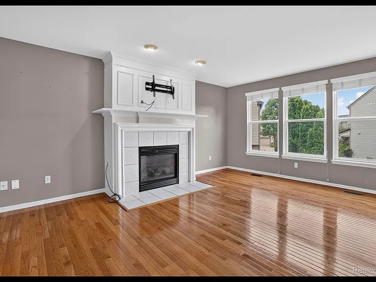5001 Meadow Crest Cir — Photo 9