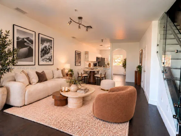 5670 NW 116th Ave APT 216, Doral, FL 33178