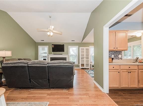 3rd image of 6625 Raeburn Ln