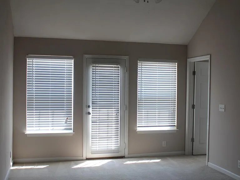 922 Wolves Den Pl — Photo 3