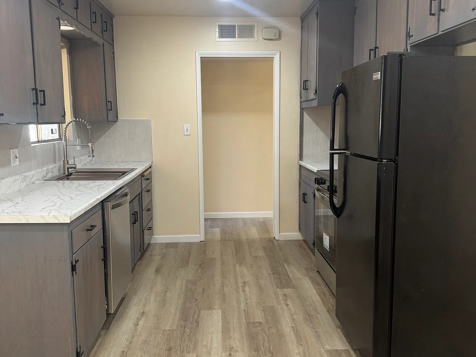 3 bed, 1240 sqft, $2,200 — Photo 2