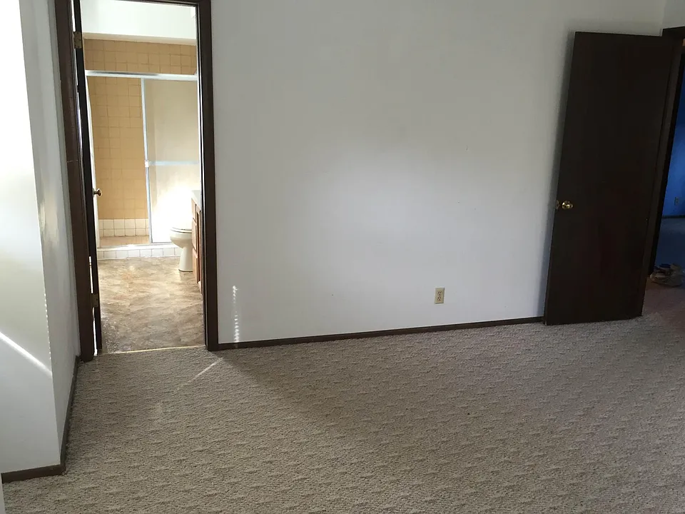 Master BR looking into bath (before updates)