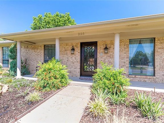 5th image of 225 Carolyn Dr