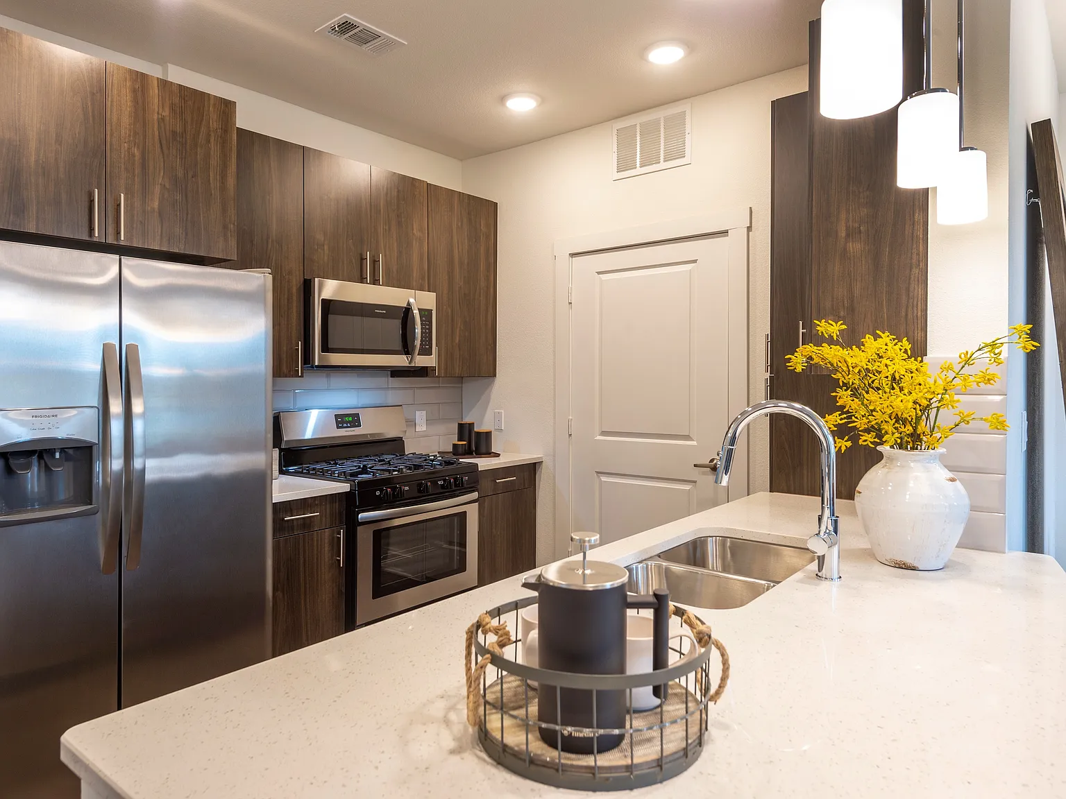 Lakeside Row Apartments — Photo 4