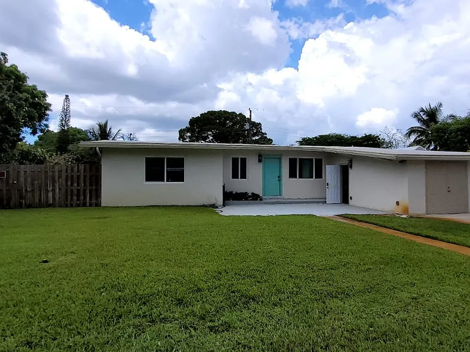 4330 SW 10th St