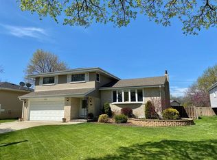 918 S Maple St, Mount Prospect, IL 60056