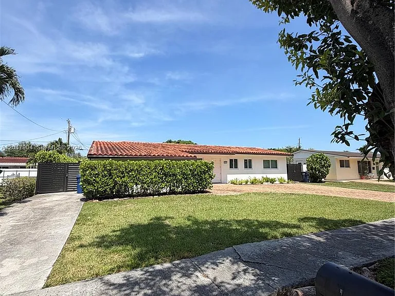 4401 SW 102nd Pl — Photo 2