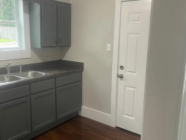 804 Columbia St — Photo 5