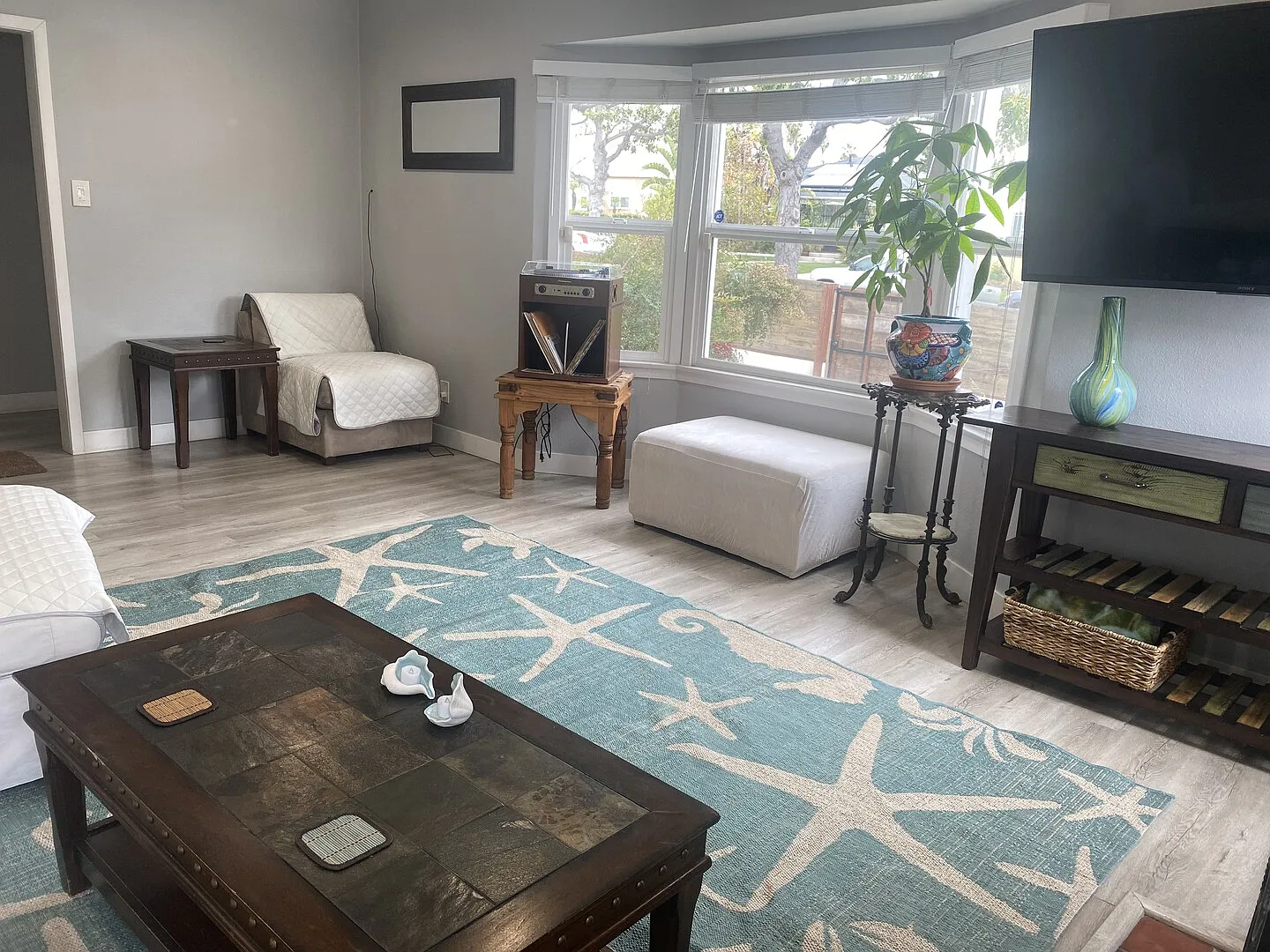 Bright and cozy, furnished home in Windsor Hills (South Los Angeles) — Photo 3