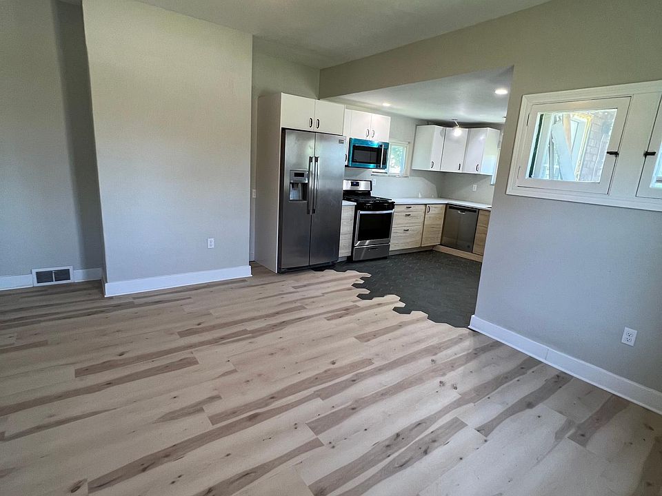 1st image of 129 E 15th Ave