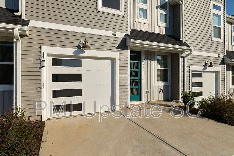 4 bed, 3.5 bath, 1810 sqft, $1,795 — Photo 2