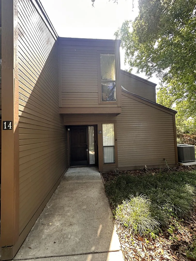 Woodhaven 1st Floor end unit — Photo 1