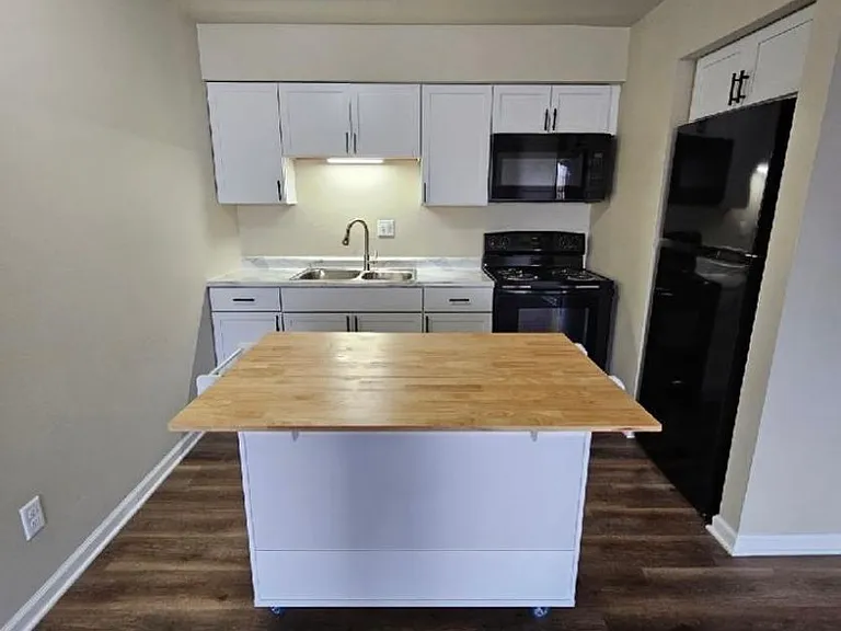 Heritage House Apartments — Photo 3