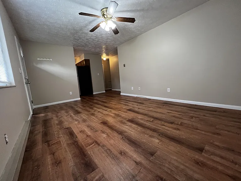 102 Brohard Dr — Photo 2
