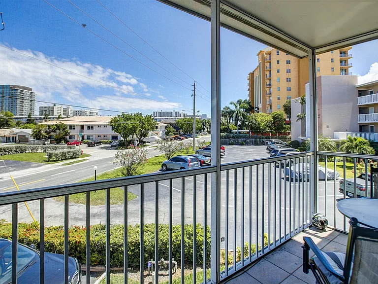 999 N Riverside Dr #11 — Photo 6