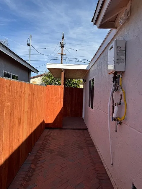 557 Roberta Ave — Photo 2
