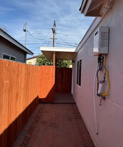 557 Roberta Ave — Photo 2