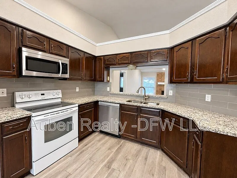3 bed, 2.0 bath, 1368 sqft, $1,895 — Photo 4