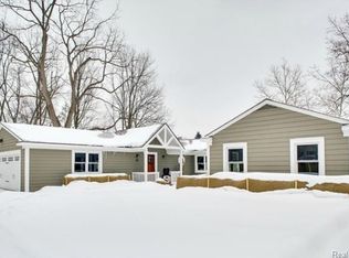 34 N Holcomb Rd, Clarkston, MI 48346