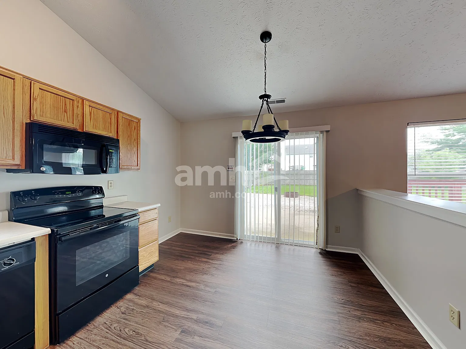 3 bed, 2.0 bath, 1271 sqft, $1,740 — Photo 4