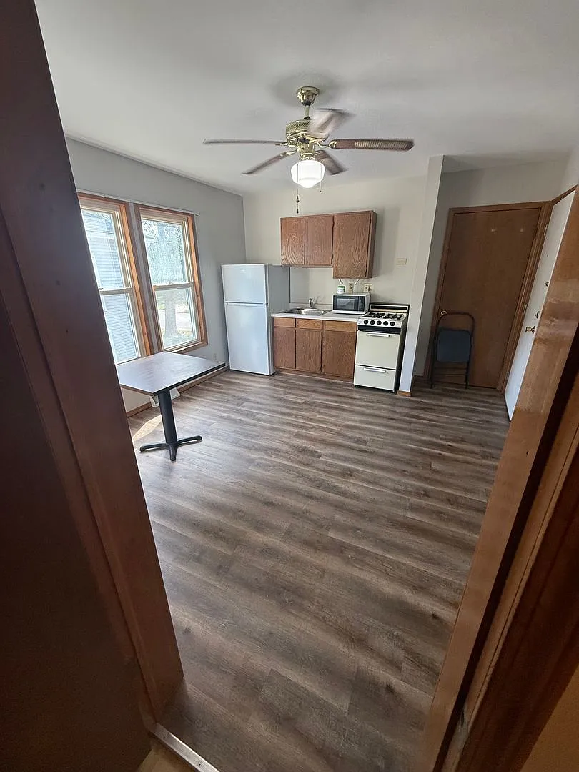 S Capitol St Studio Apartments — Photo 2