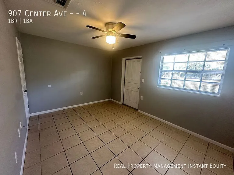907 Center Ave #4 — Photo 5
