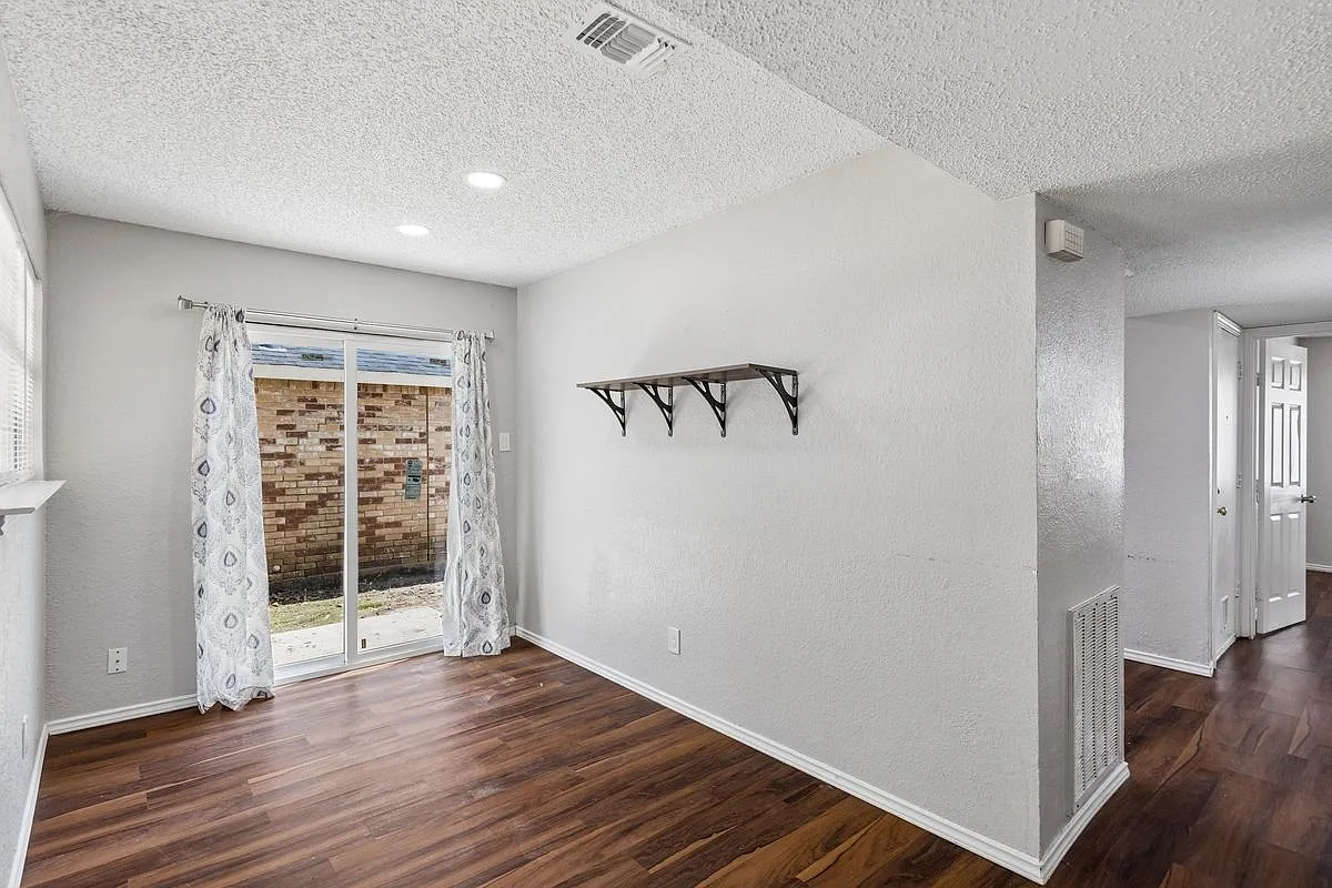 3 bed, 2.0 bath, 1609 sqft, $1,900 — Photo 4